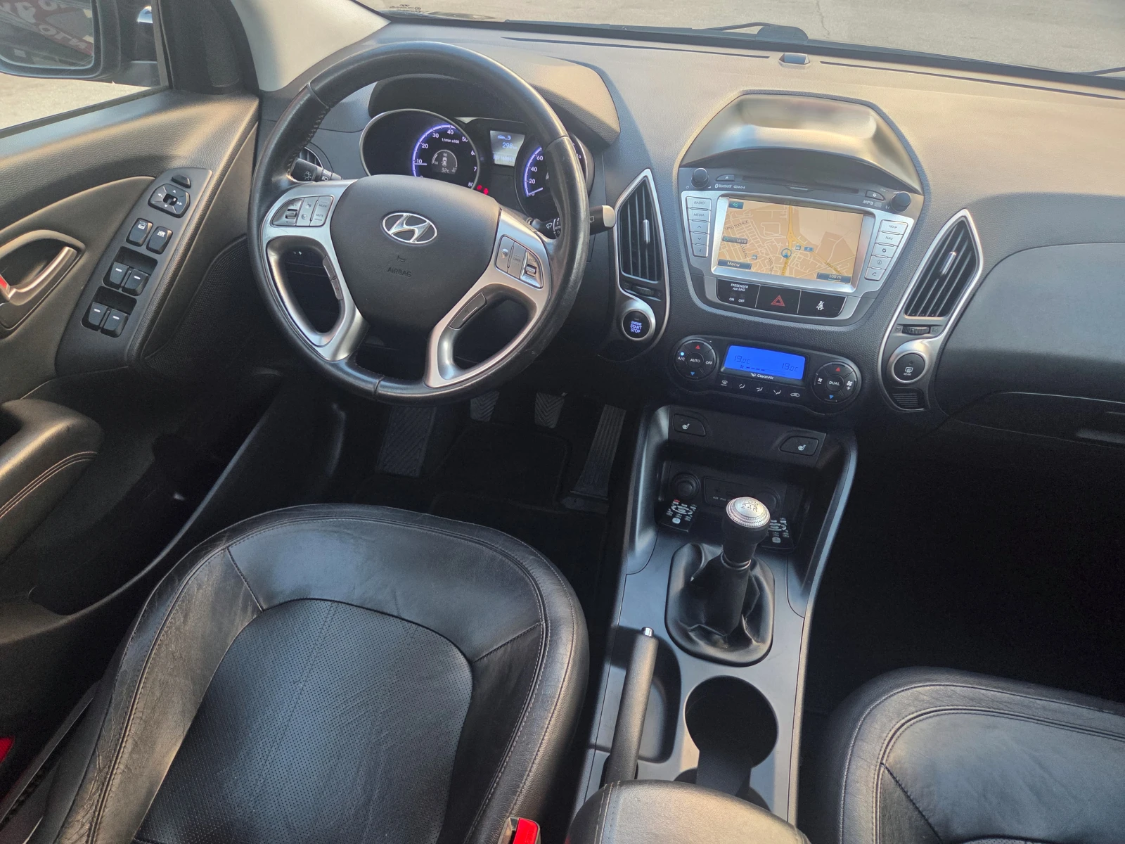 Hyundai IX35 2.0i-Comfort (163 Hp) Navi/Камера/3xTV, снимка 13 - Автомобили и джипове - 55937465
