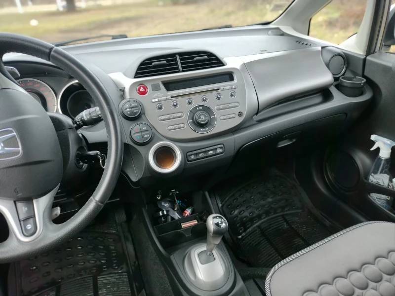 Honda Jazz 1.3 i-vtec, снимка 11 - Автомобили и джипове - 49560853