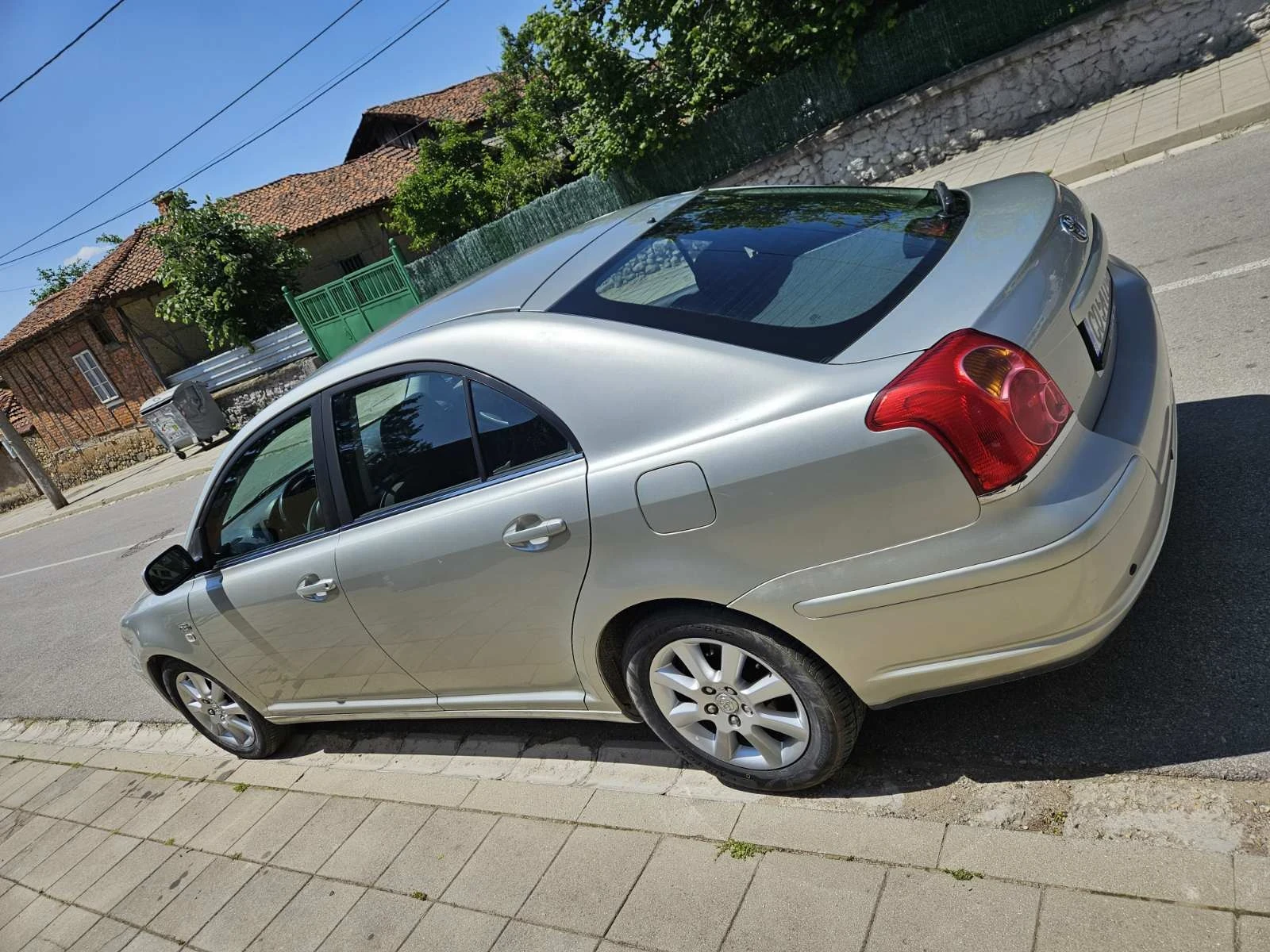 Toyota Avensis 2.2 - изображение 3
