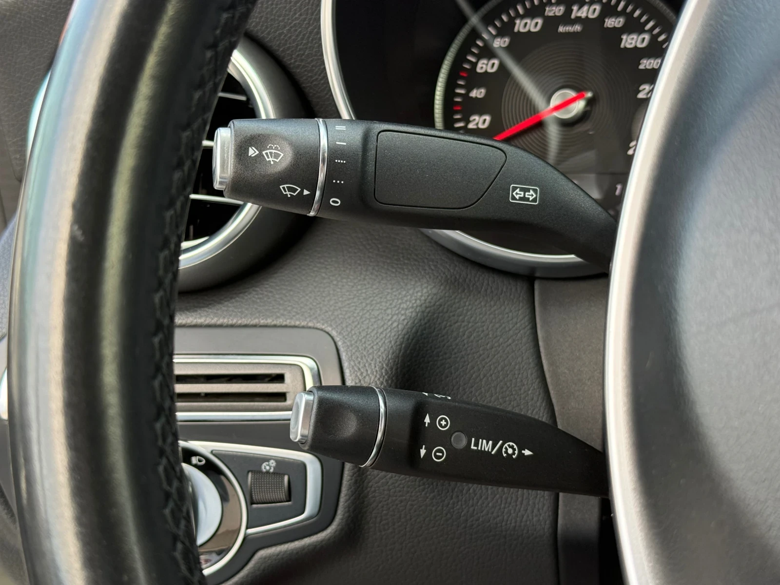 Mercedes-Benz C 220 D* 2017г* AMG Line* 141.000KM* Сервизна История* Н, снимка 16 - Автомобили и джипове - 54033759