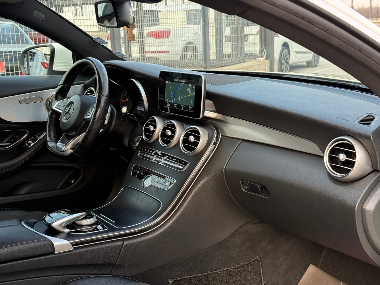 Mercedes-Benz C 220 D* 2017г* AMG Line* 141.000KM* Сервизна История* Н, снимка 14 - Автомобили и джипове - 54033759