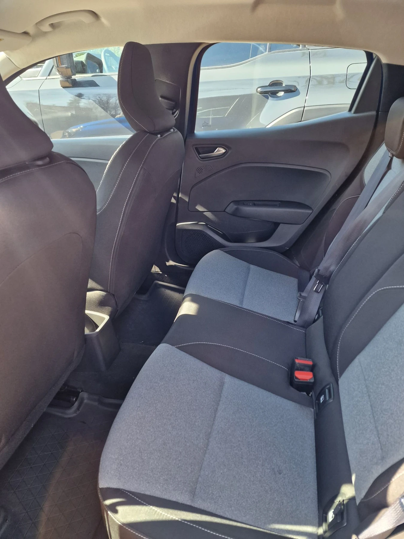 Renault Clio 1.5 Tdci , снимка 10 - Автомобили и джипове - 56009940