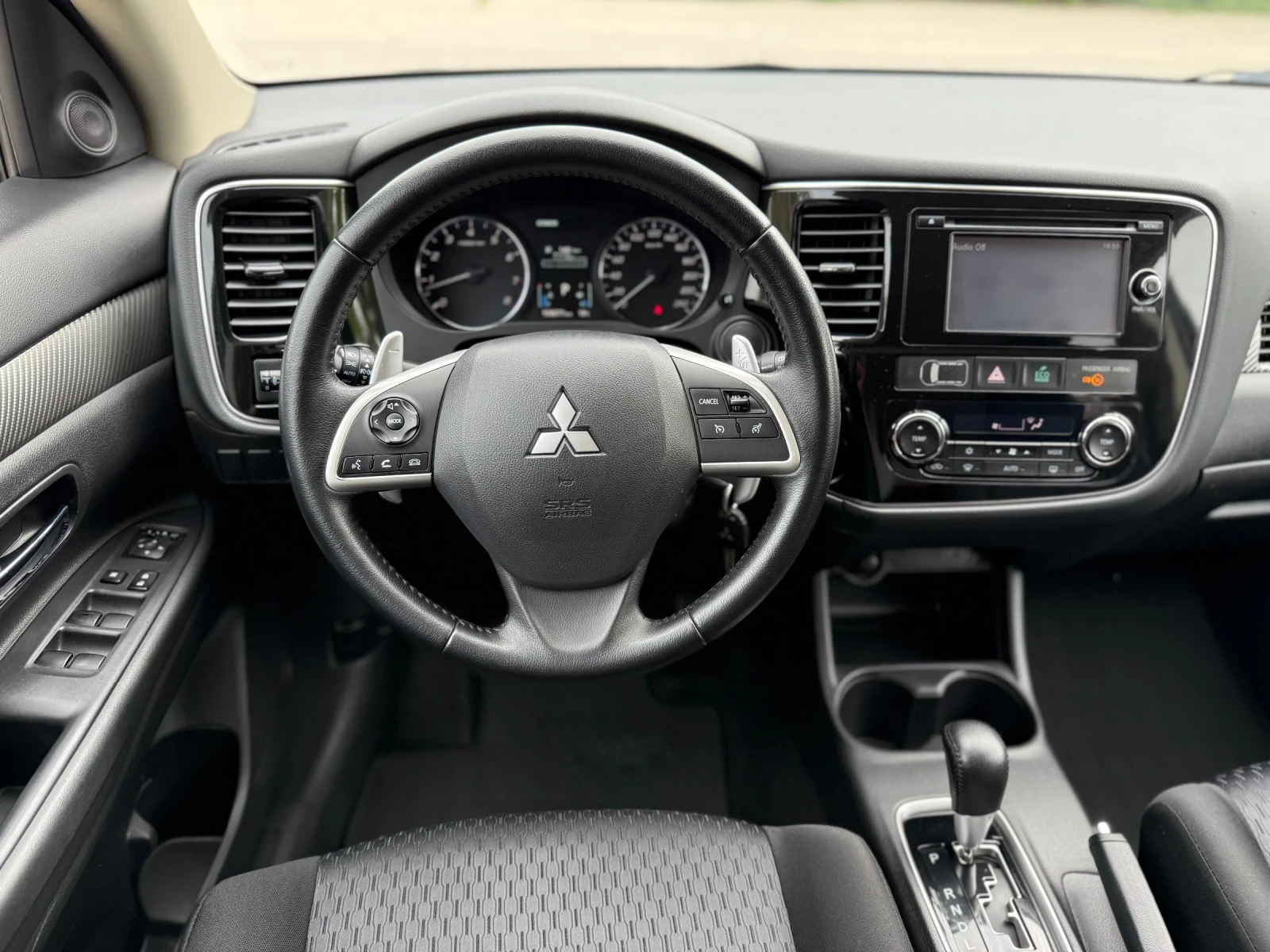 Mitsubishi Outlander 2.0i / 4x4 / AUTOMATIC  - изображение 10