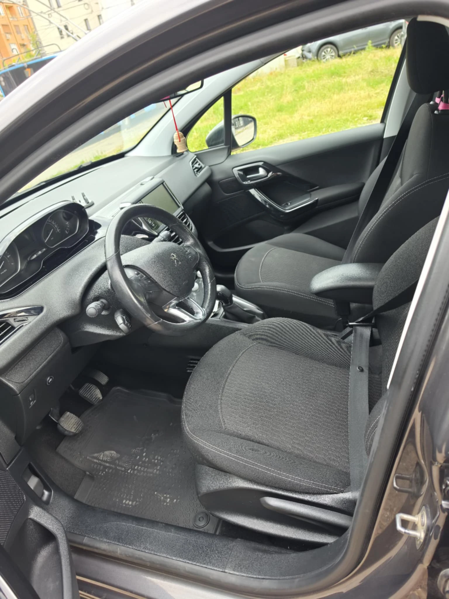 Peugeot 208 106000км., Бензин-ГАЗ, НАПЪЛНО ОБСЛУЖЕН, снимка 4 - Автомобили и джипове - 54893499