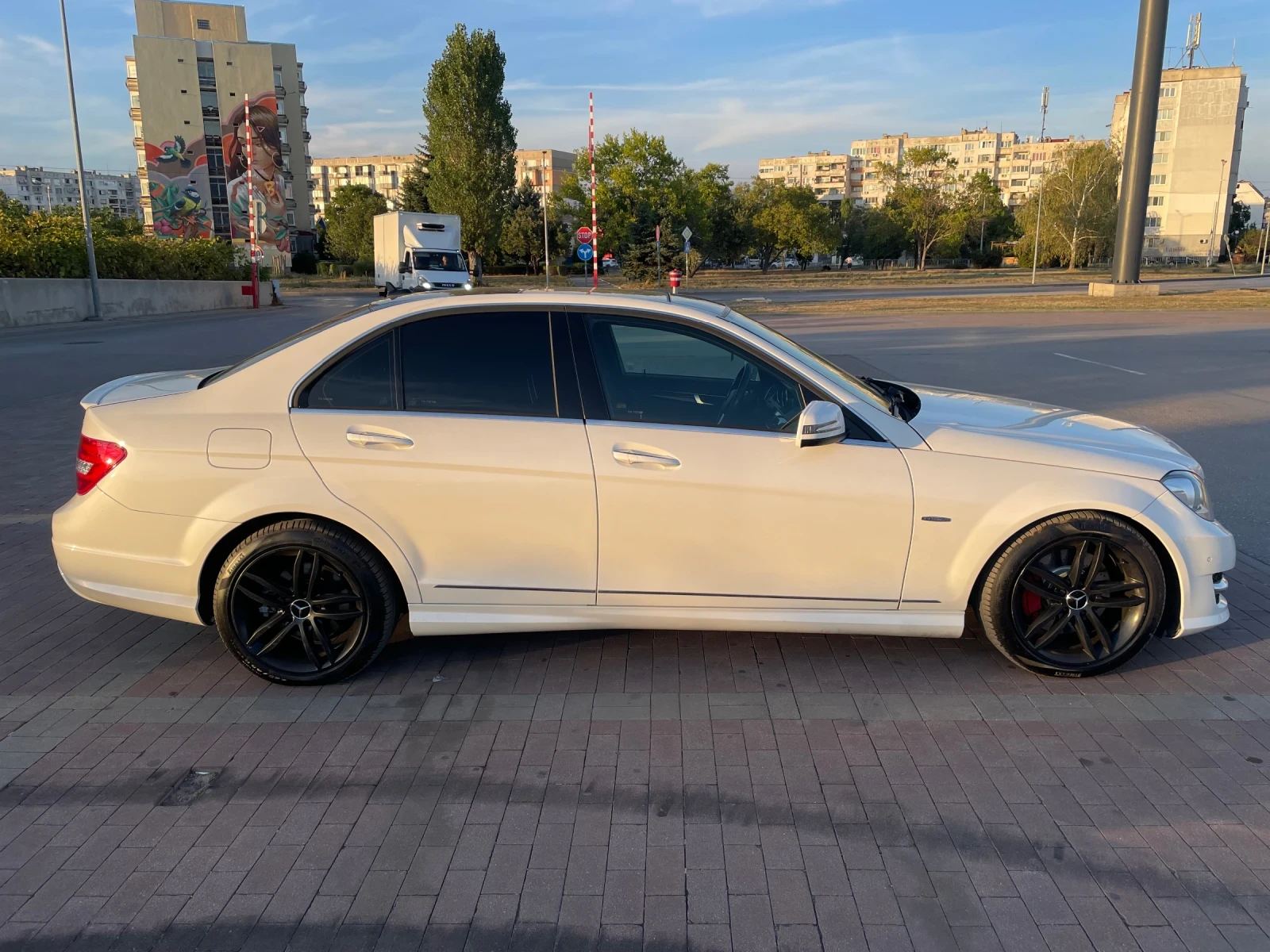 Mercedes-Benz C 350 AMG| Facelift| 4Matic| Pano| Camera, снимка 3 - Автомобили и джипове - 55120258