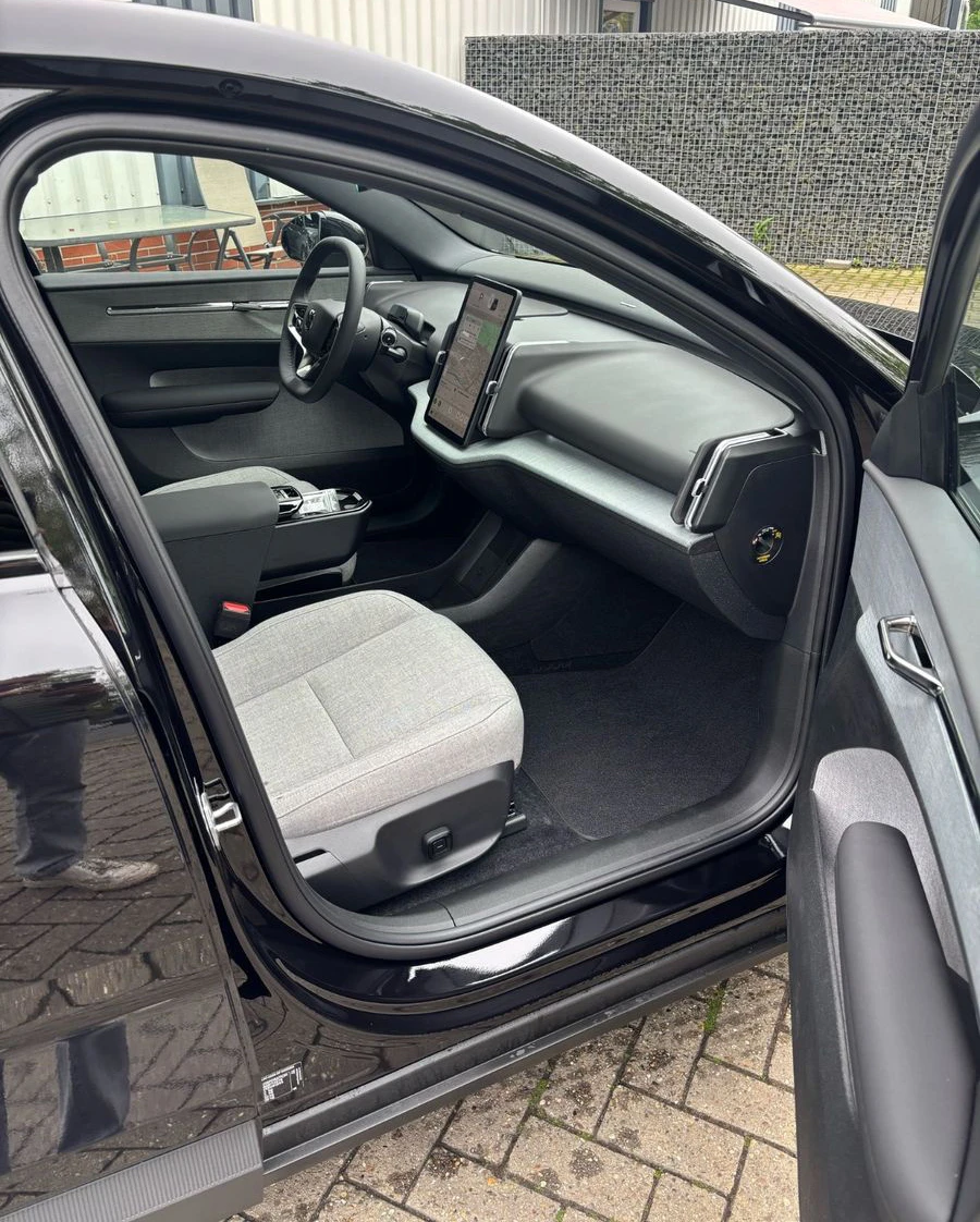 Volvo EX30 ULTRA EXT.RANGE/272HP/2WD/PANO/LED/CARPLAY/167f - изображение 9