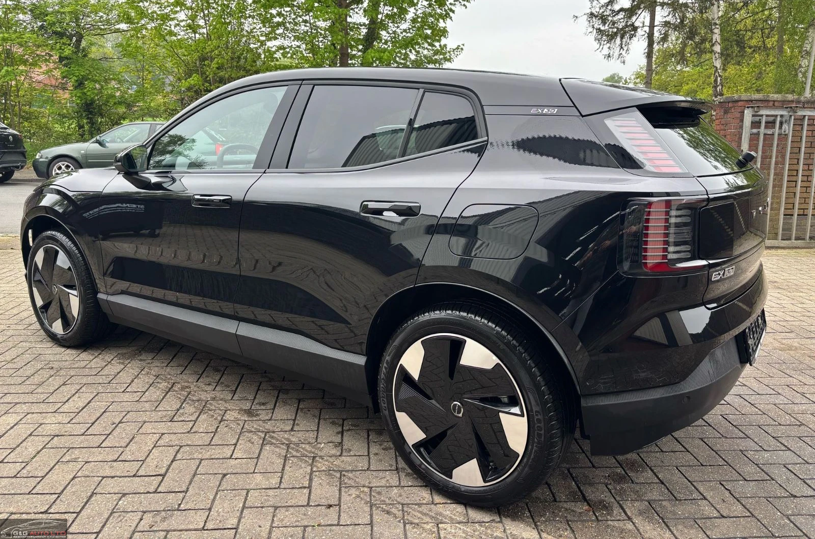 Volvo EX30 ULTRA EXT.RANGE/272HP/2WD/PANO/LED/CARPLAY/167f - изображение 2