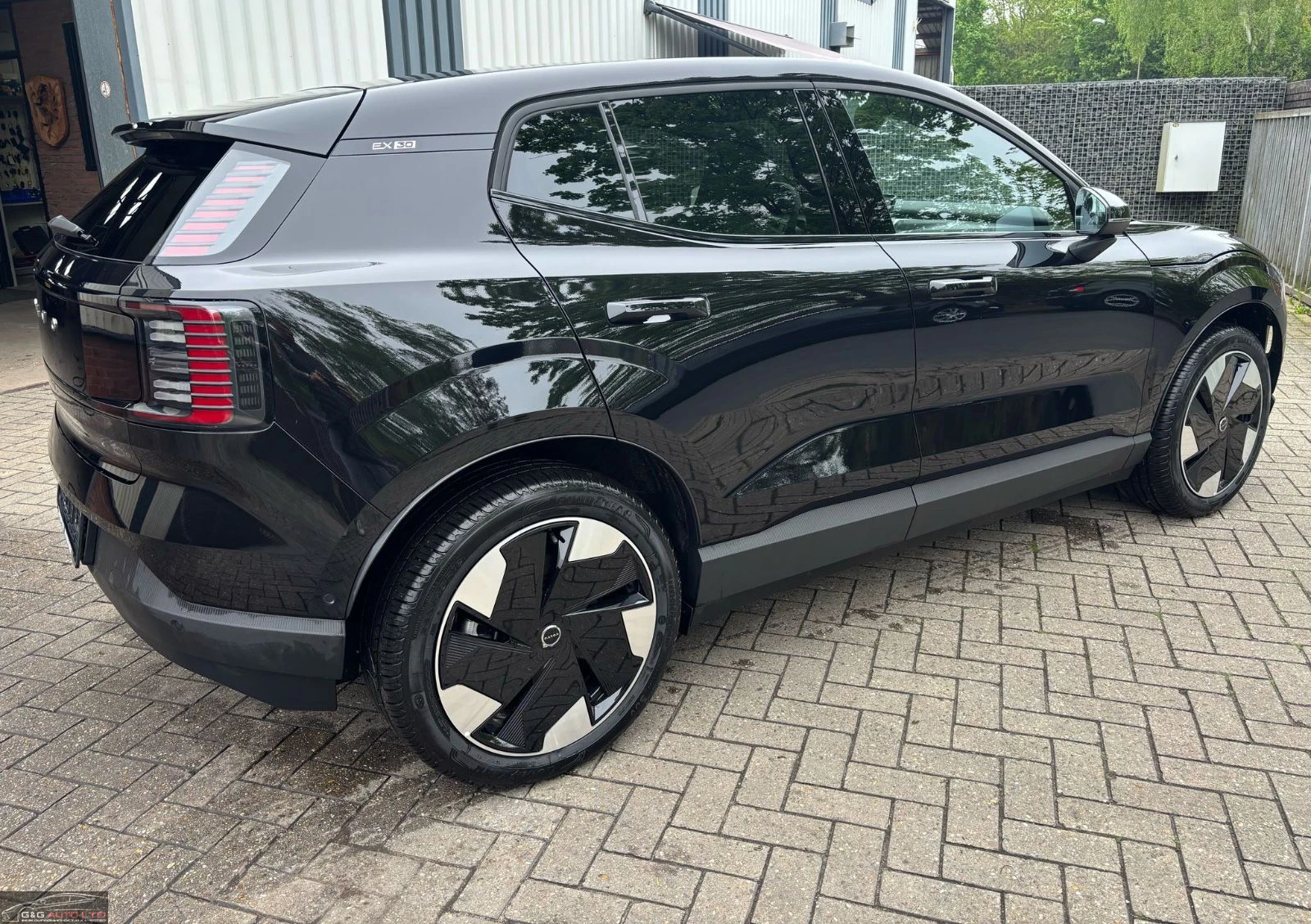 Volvo EX30 ULTRA EXT.RANGE/272HP/2WD/PANO/LED/CARPLAY/167f - изображение 4