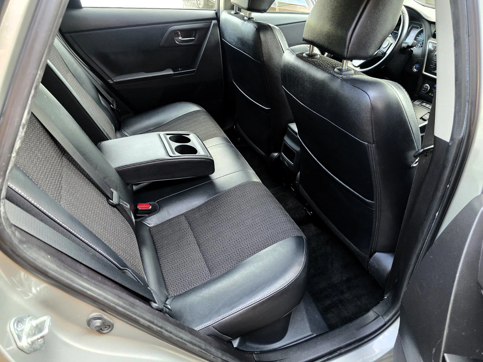 Toyota Auris 1.8vvt-i/Hybrid/Lounge, снимка 12 - Автомобили и джипове - 55037777