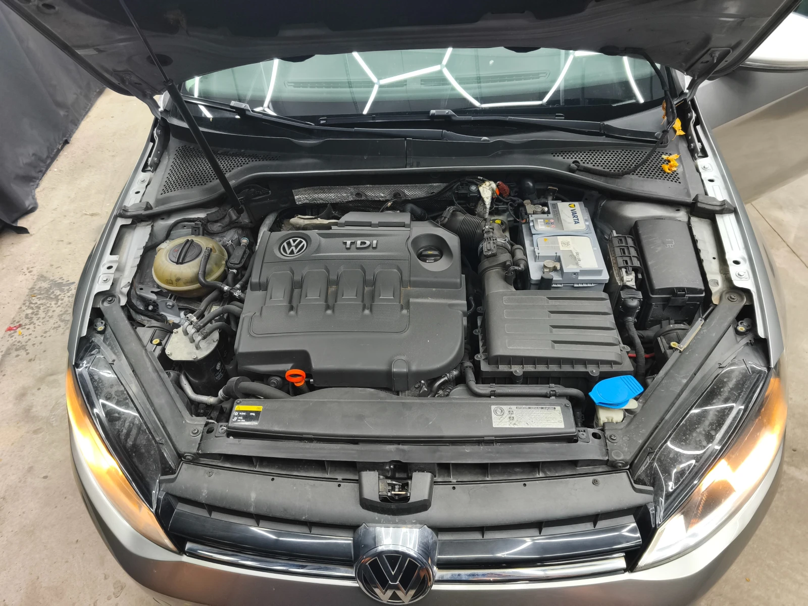 VW Golf 1.6TDI 105k.c Automatic E5, снимка 16 - Автомобили и джипове - 56130184