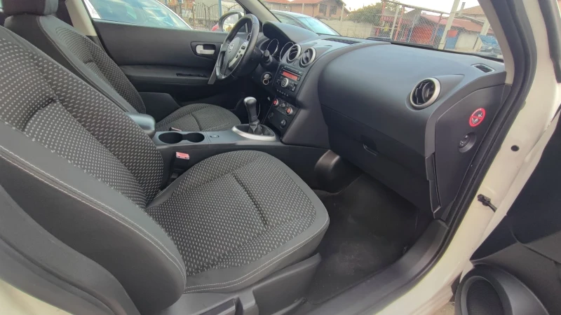 Nissan Qashqai 1.6i, снимка 12 - Автомобили и джипове - 47614122