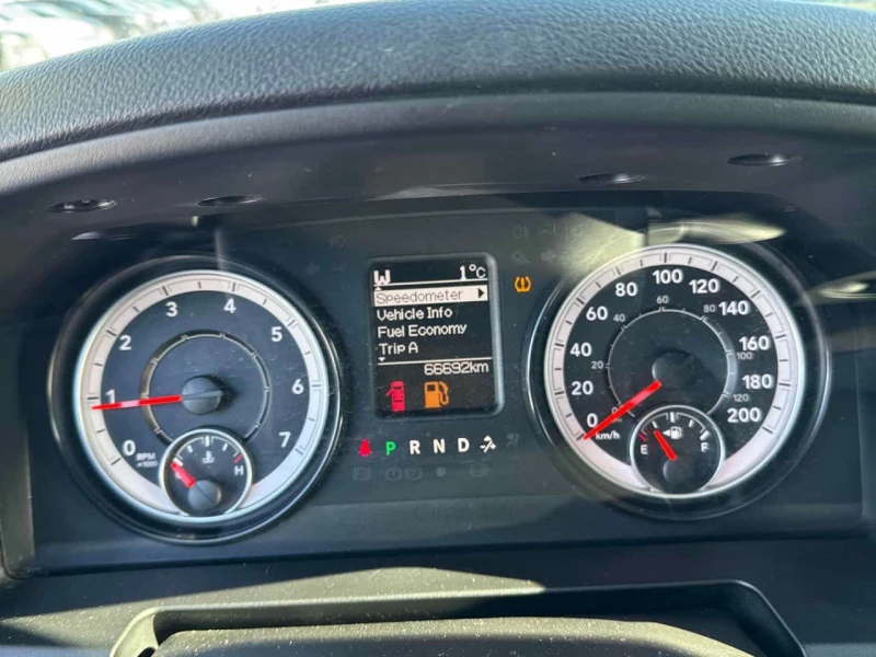 Dodge RAM 1500 Classic Tradesman 4x4 Crew Cab | 2 КЛЮЧА | 5.7 V8, снимка 8 - Автомобили и джипове - 53574158