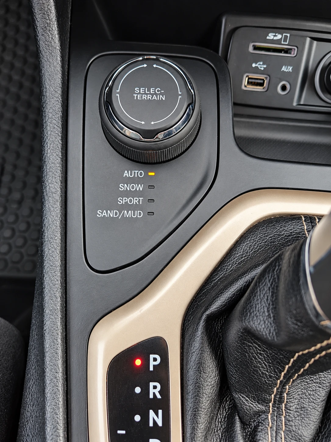Jeep Cherokee 2.2D 4x4 Automatic, снимка 13 - Автомобили и джипове - 56453945