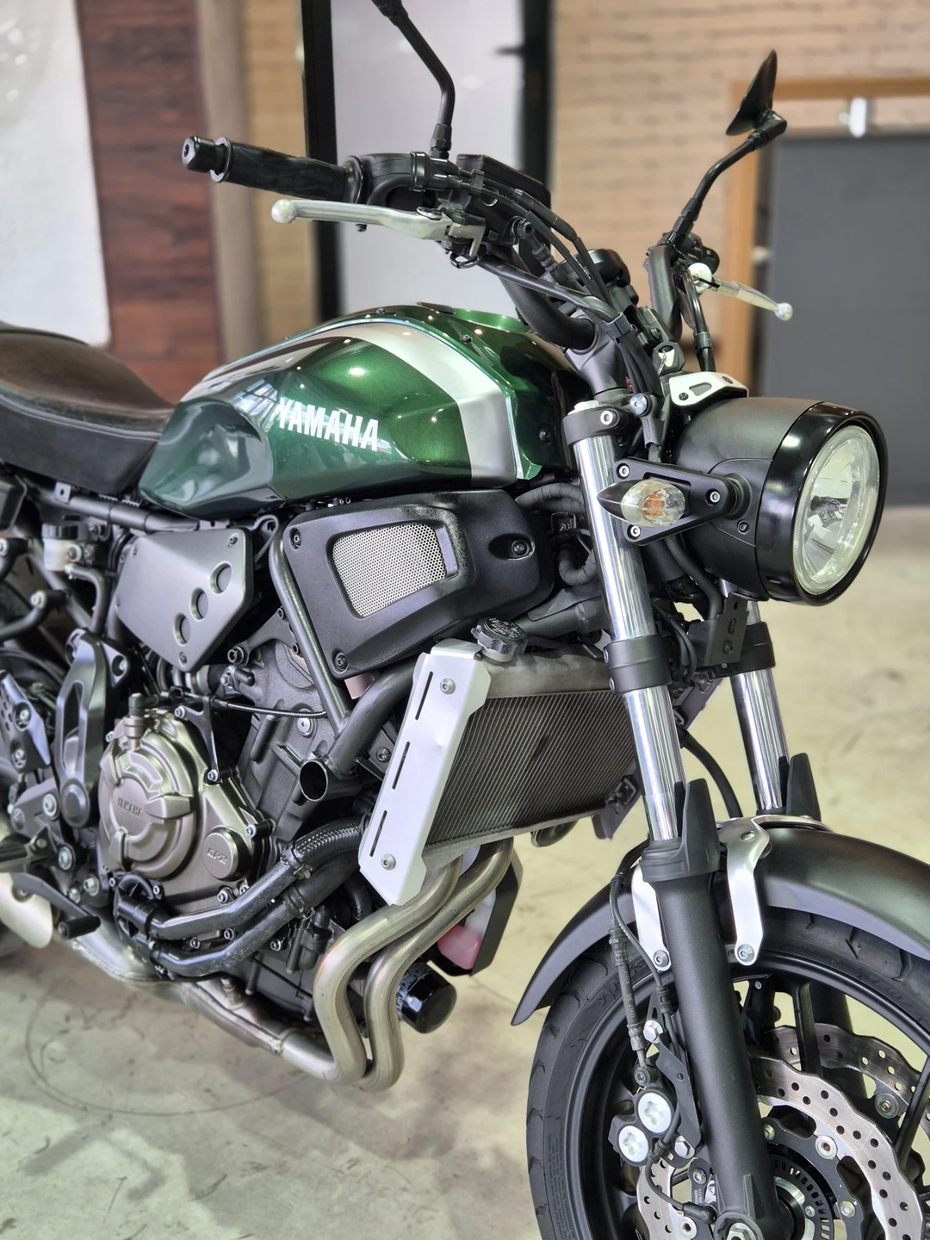 Yamaha XSR700 ABS НОВ ВНОС ОТ ШВЕЙЦАРИЯ!!!, снимка 10 - Мотоциклети и мототехника - 55178975