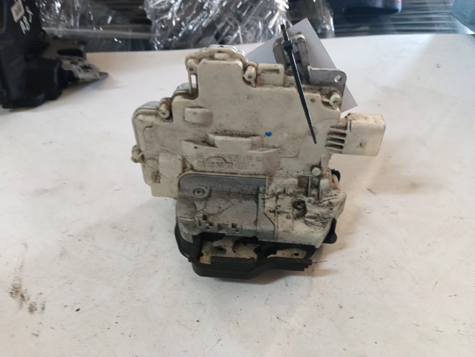 брава (задна дясна) 8E0839016AA Audi A4