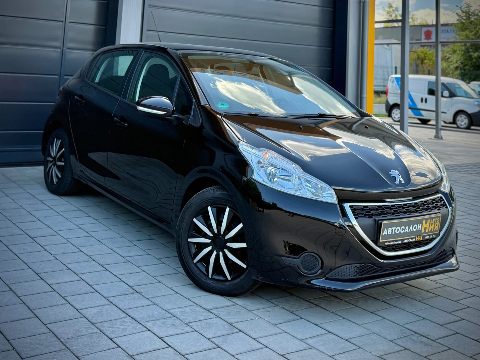 Peugeot 208 1.2i * NAVI* Сервизна История*  - изображение 3
