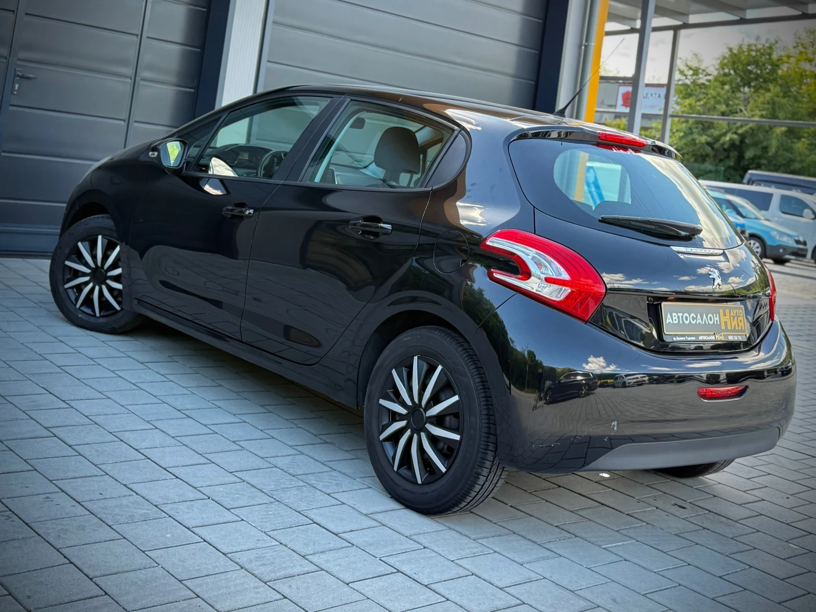 Peugeot 208 1.2i * NAVI* Сервизна История*  - изображение 5