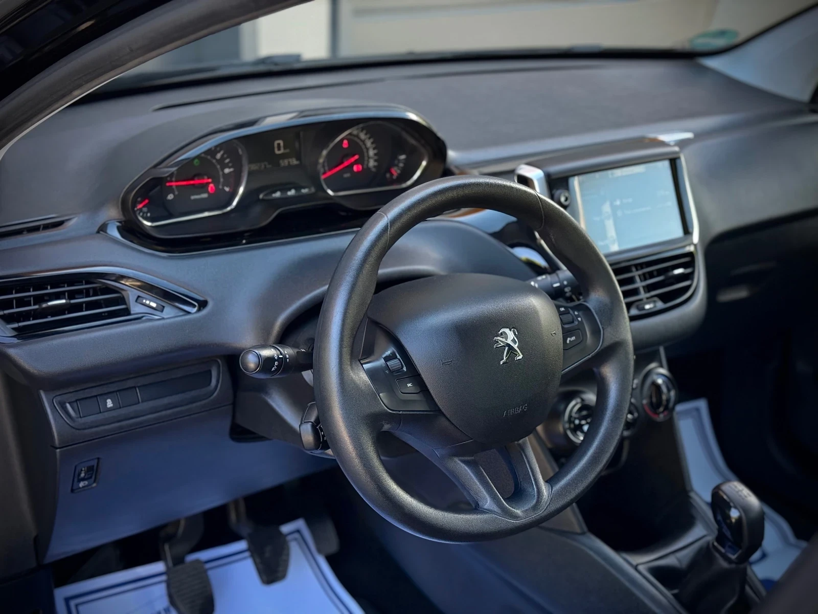 Peugeot 208 1.2i * NAVI* Сервизна История*  - изображение 7
