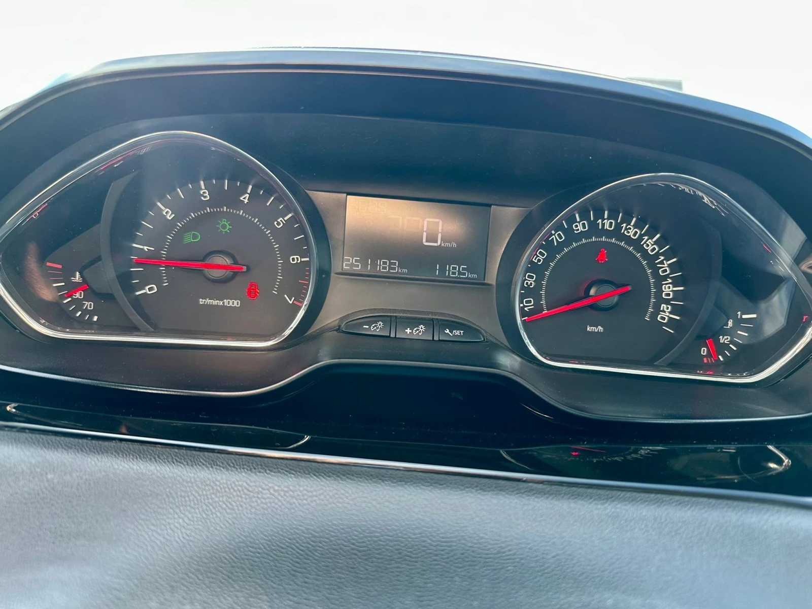 Peugeot 208, снимка 11 - Автомобили и джипове - 53785555