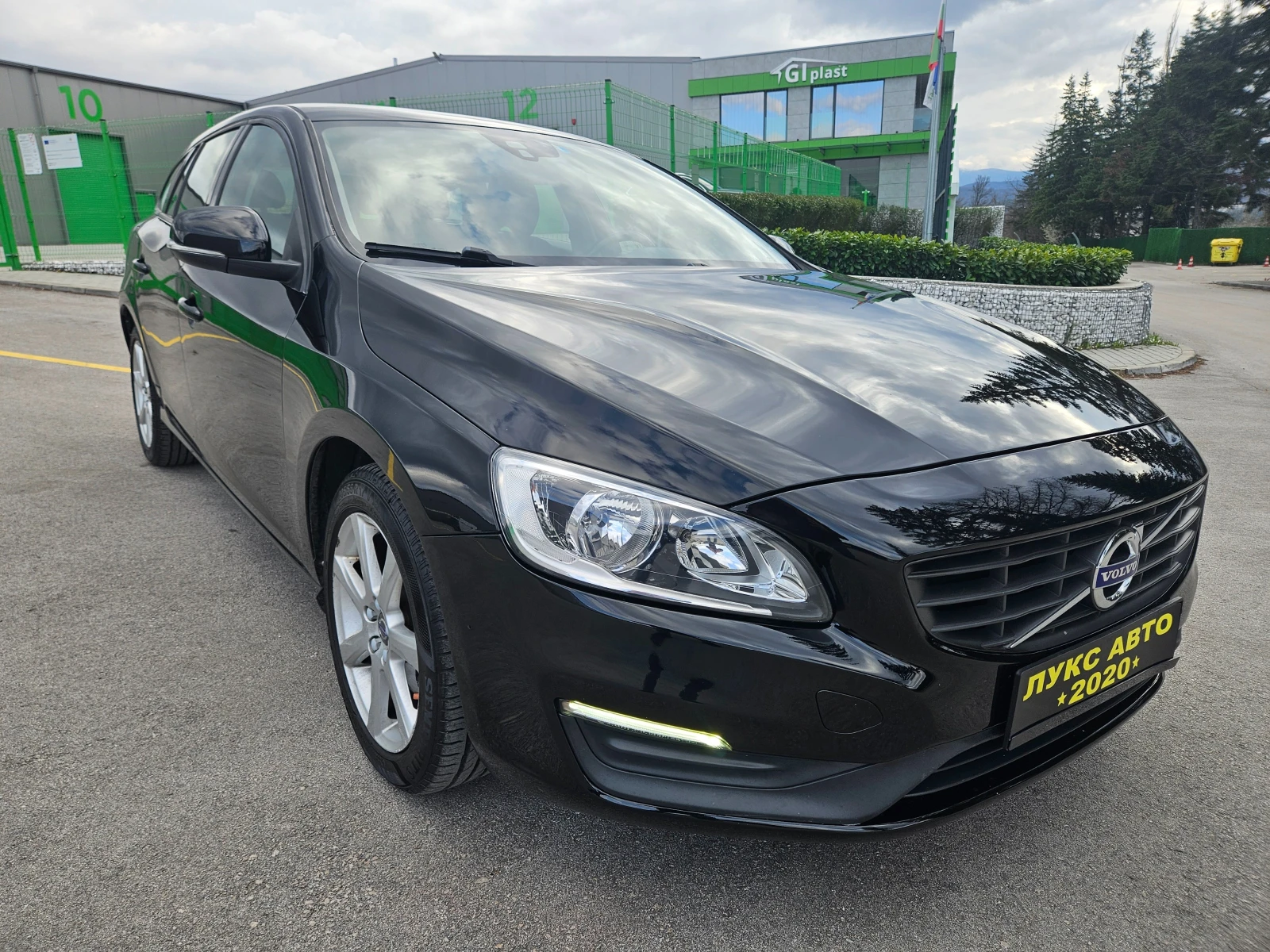 Volvo V60 2.0 119хил км ПЕРФЕКТНО , снимка 2 - Автомобили и джипове - 54045341