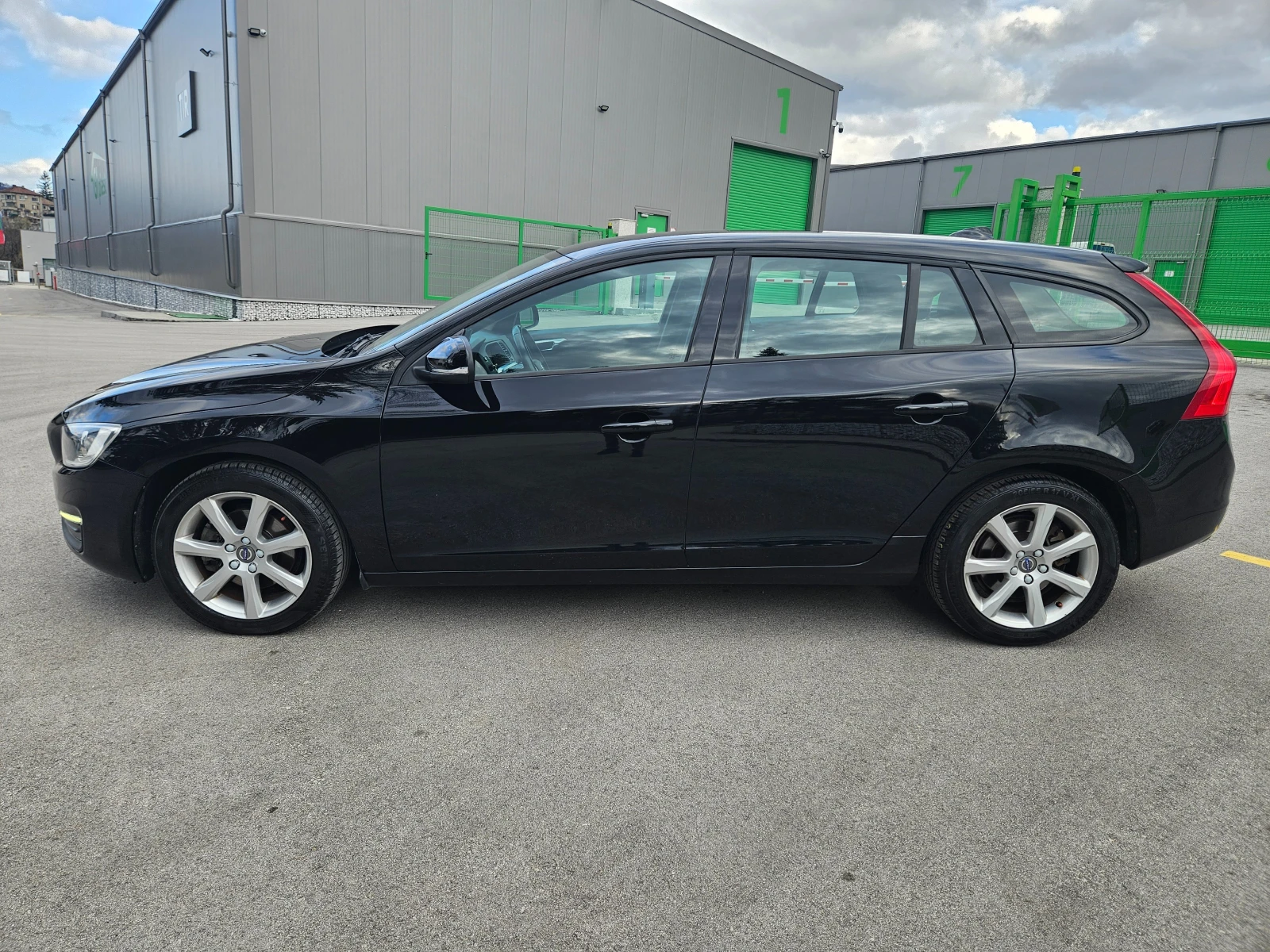 Volvo V60 2.0 119хил км ПЕРФЕКТНО , снимка 7 - Автомобили и джипове - 54045341