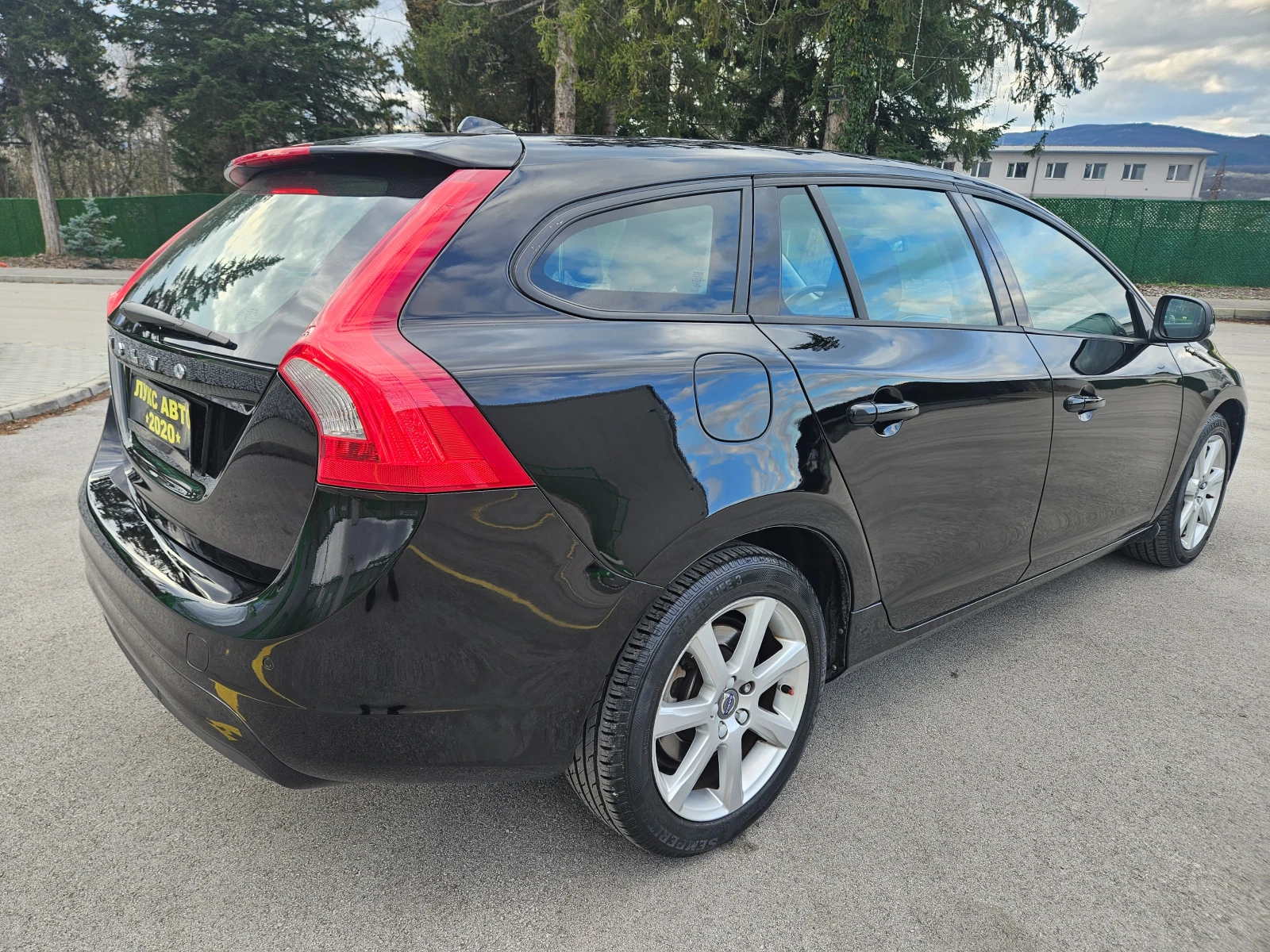 Volvo V60 2.0 119хил км ПЕРФЕКТНО , снимка 4 - Автомобили и джипове - 54045341