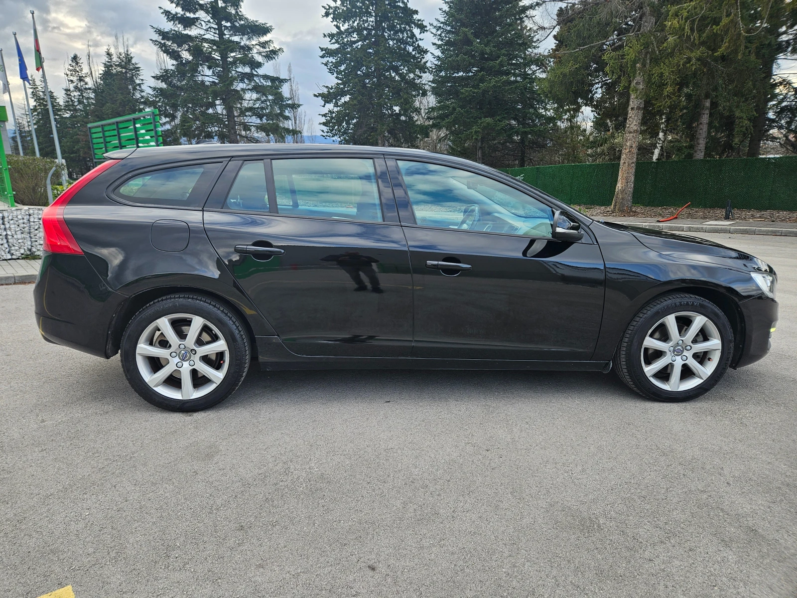 Volvo V60 2.0 119хил км ПЕРФЕКТНО , снимка 3 - Автомобили и джипове - 54045341