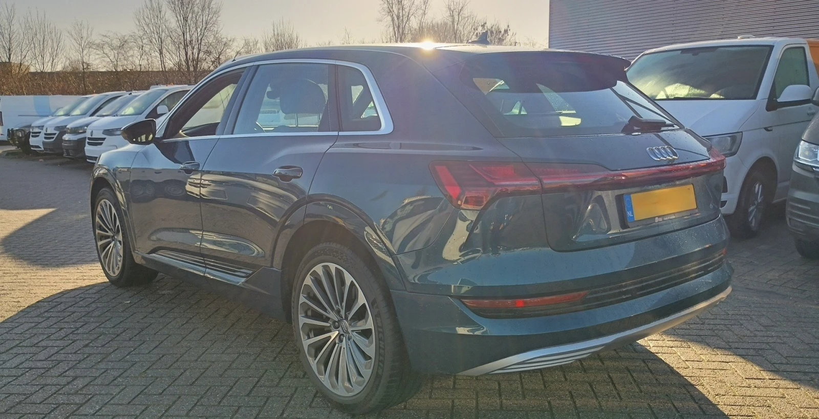 Audi E-Tron 55 ГАРАНЦИЯ QUATTRO 95KWH 408КС. ПАНОРАМА КАМЕРИ , снимка 2 - Автомобили и джипове - 54083364