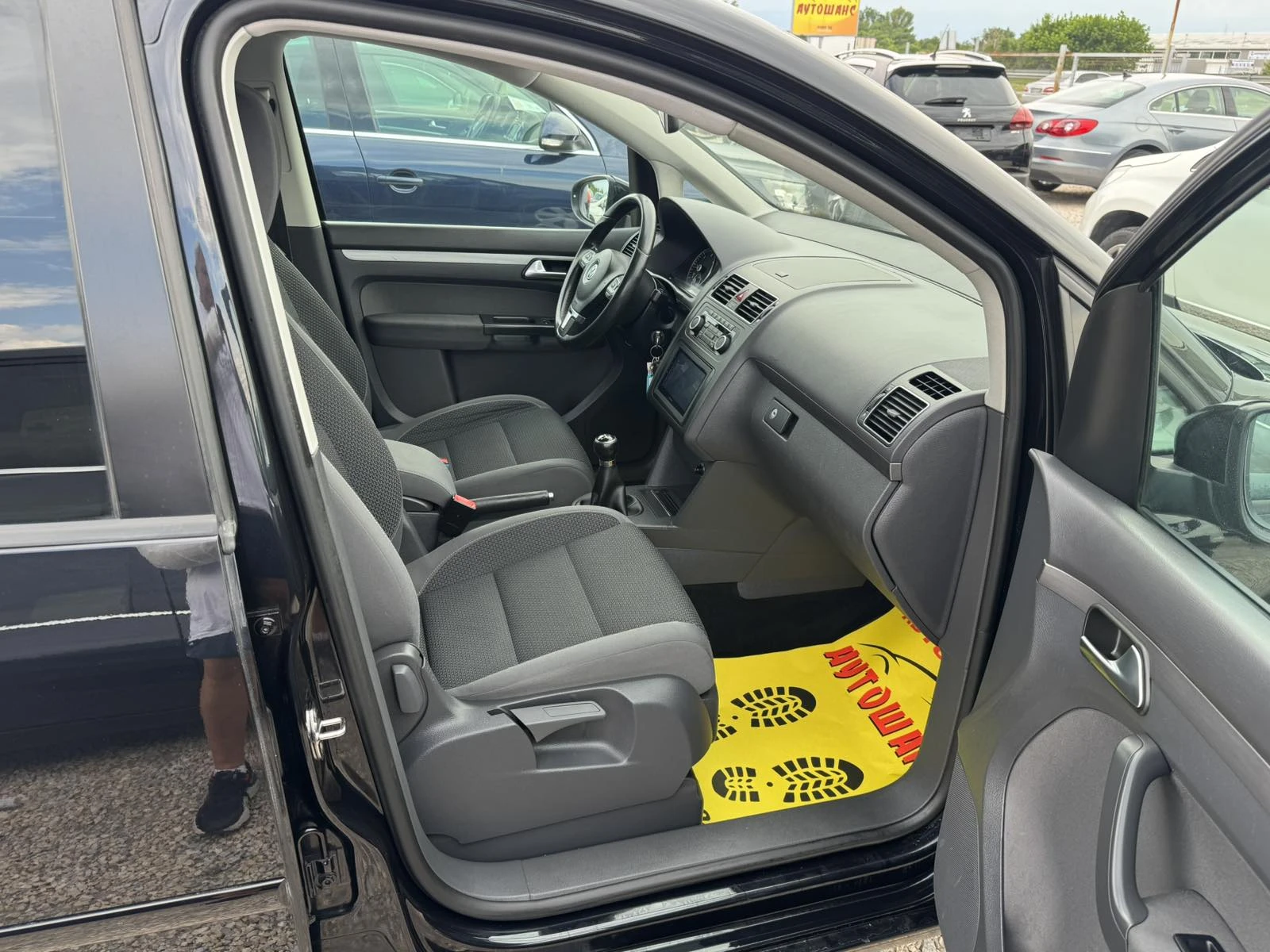 VW Touran 1.6TDI, снимка 16 - Автомобили и джипове - 54944762