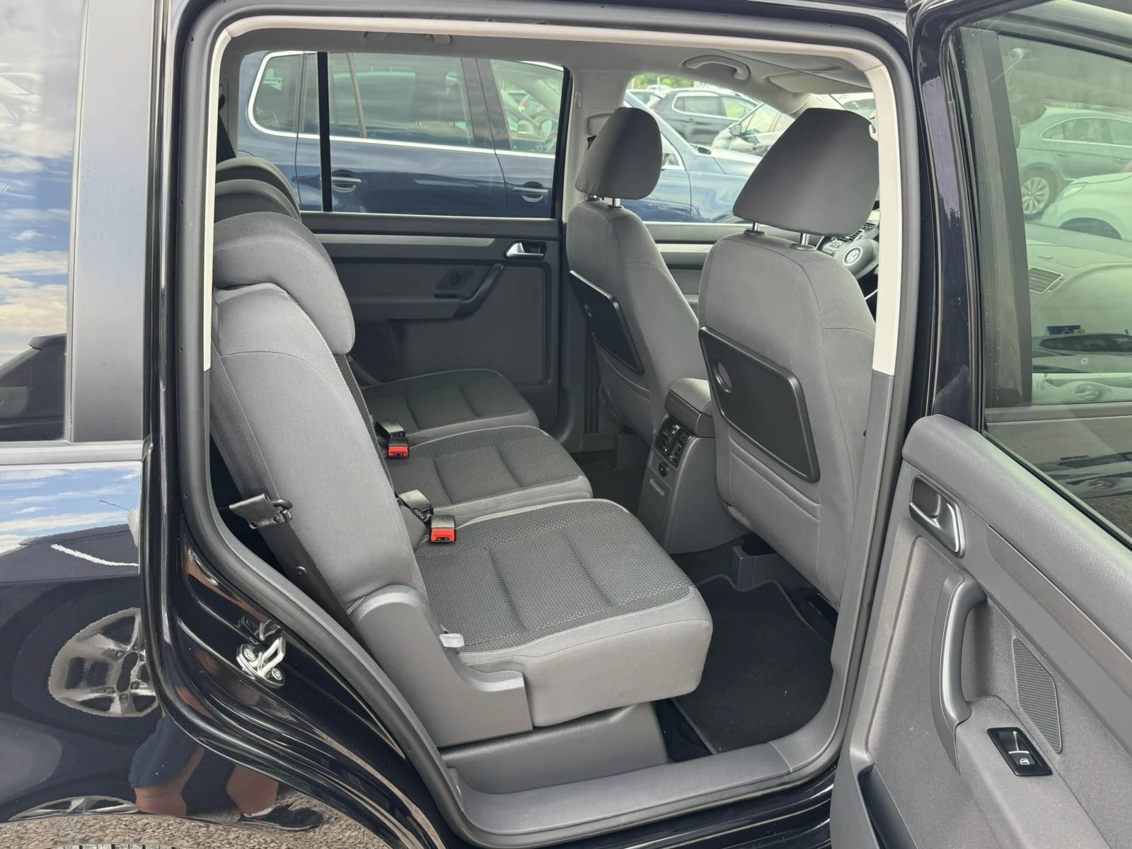 VW Touran 1.6TDI, снимка 15 - Автомобили и джипове - 54944762