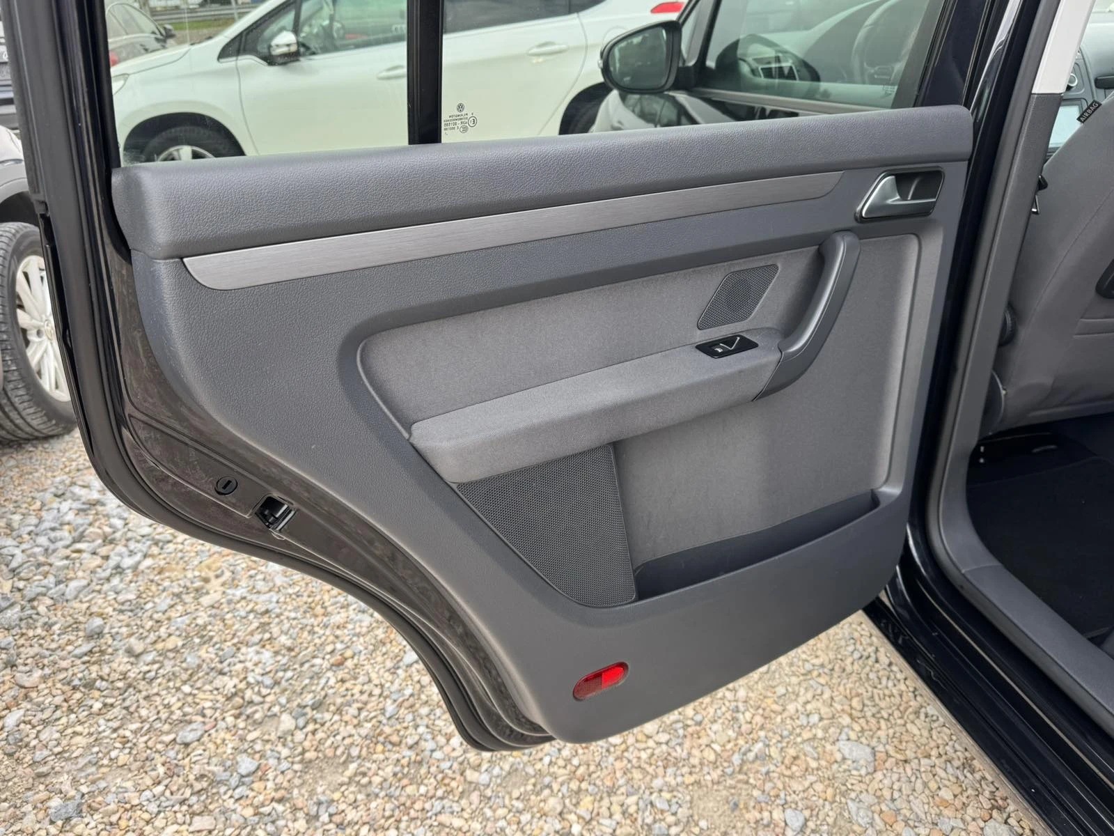 VW Touran 1.6TDI, снимка 7 - Автомобили и джипове - 54944762