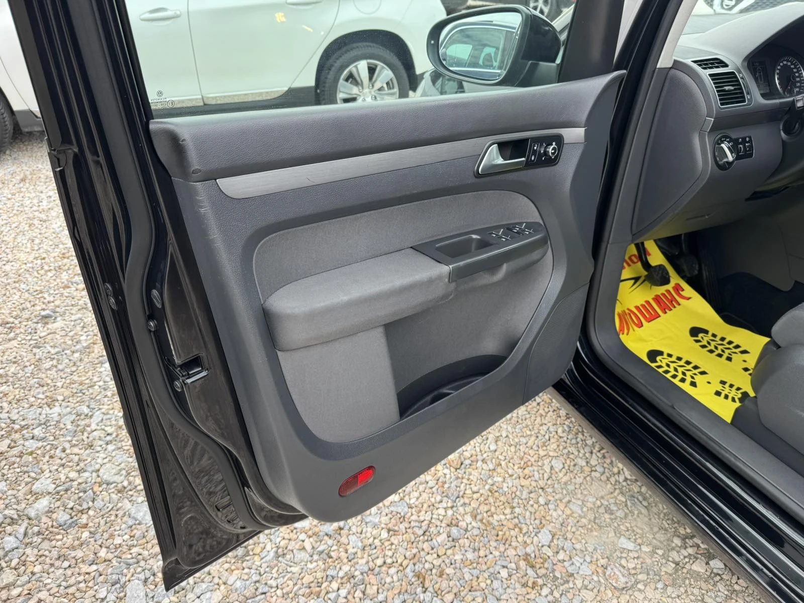 VW Touran 1.6TDI, снимка 12 - Автомобили и джипове - 54944762