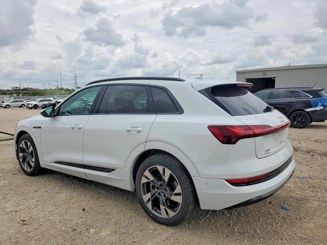 Audi E-Tron Premium, снимка 2 - Автомобили и джипове - 55534804