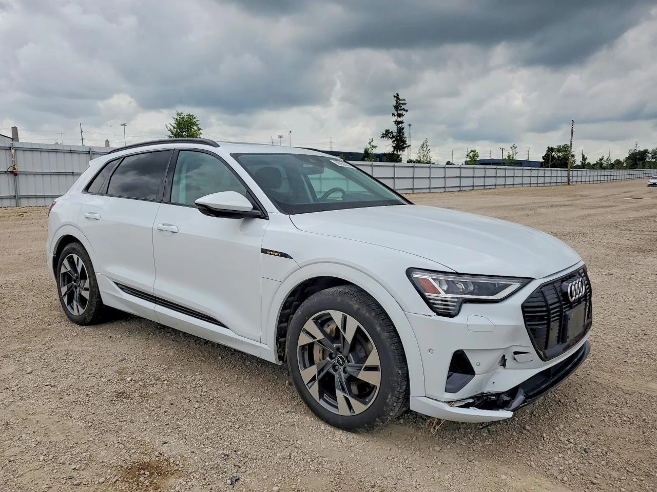 Audi E-Tron Premium, снимка 4 - Автомобили и джипове - 55534804