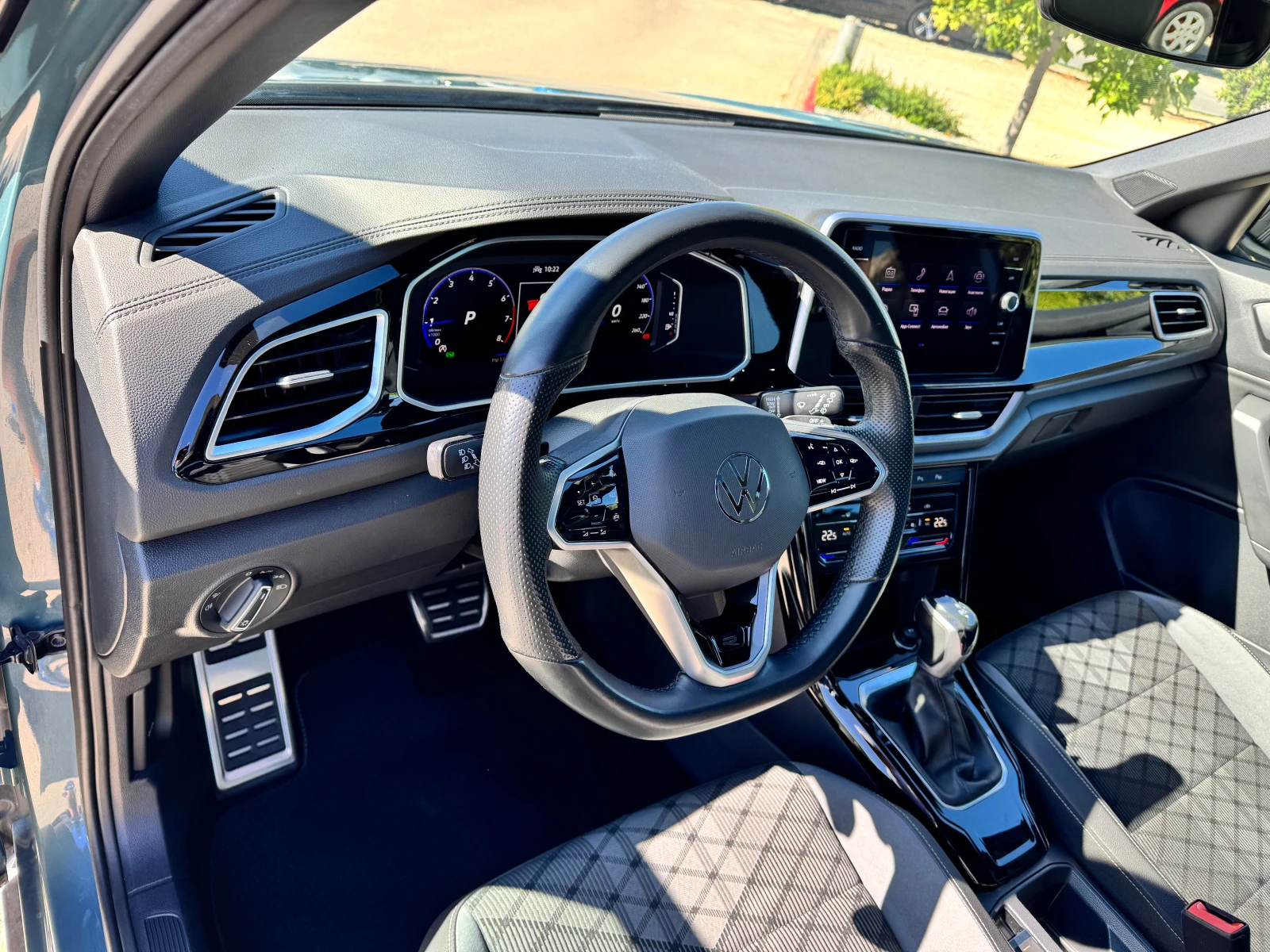 VW T-Roc 1.5i 150k.с R-line 7ск.FACE Обслужен във VW  - изображение 7