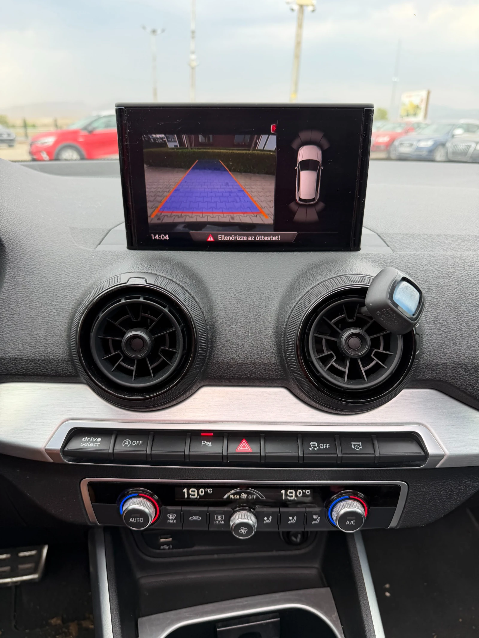 Audi Q2 2.0TDI QUATTRO AVTOMAT/NAVI/PANORAMA/KAMERA EURO 6, снимка 14 - Автомобили и джипове - 56166307