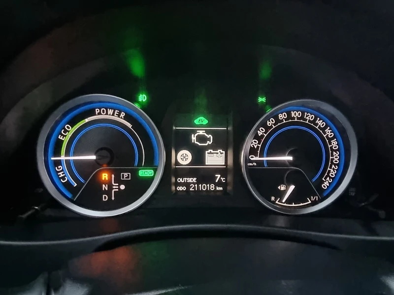Toyota Auris 1, 8hibrid, снимка 2 - Автомобили и джипове - 52554932