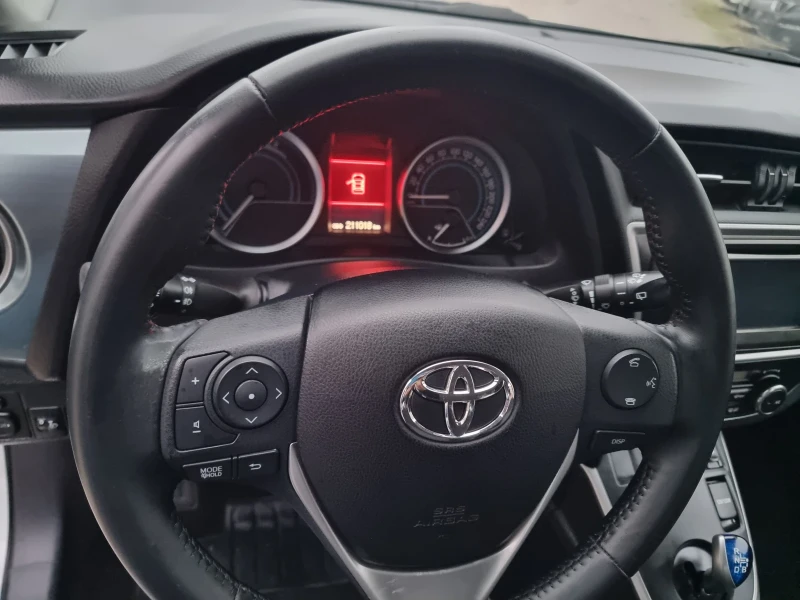 Toyota Auris 1, 8hibrid, снимка 10 - Автомобили и джипове - 52554932