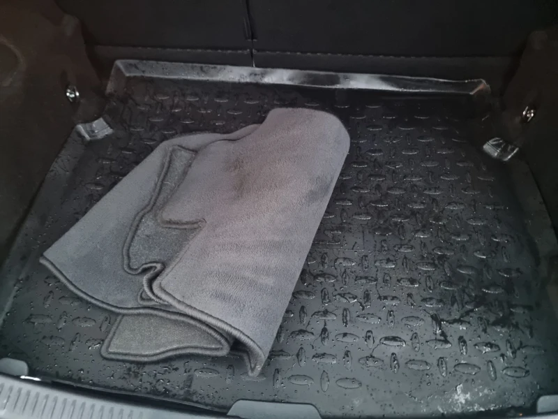 Toyota Auris 1, 8hibrid, снимка 11 - Автомобили и джипове - 52554932