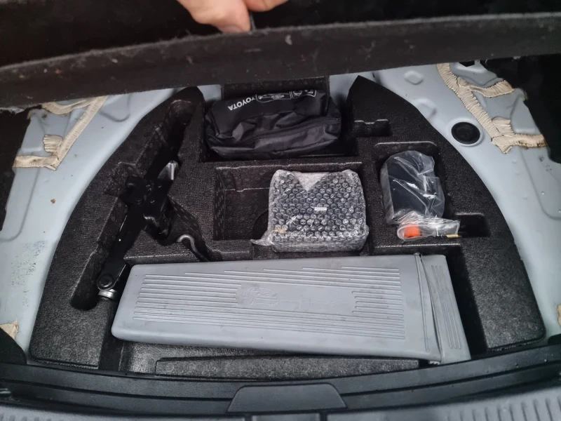 Toyota Auris 1, 8hibrid, снимка 16 - Автомобили и джипове - 52554932