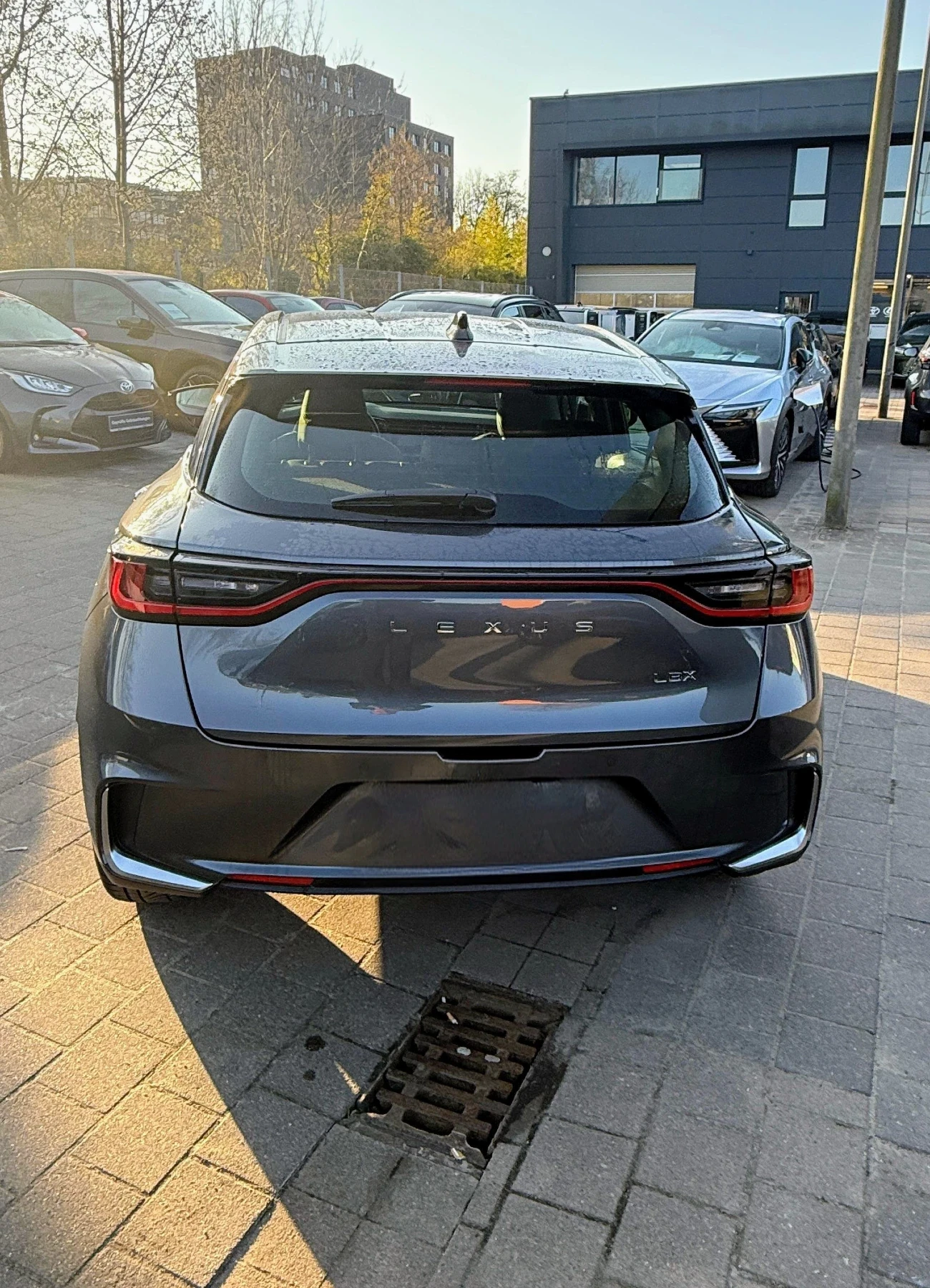 Lexus LBX 360Camera/HUD/ML sound/В гаранция , снимка 3 - Автомобили и джипове - 53724511