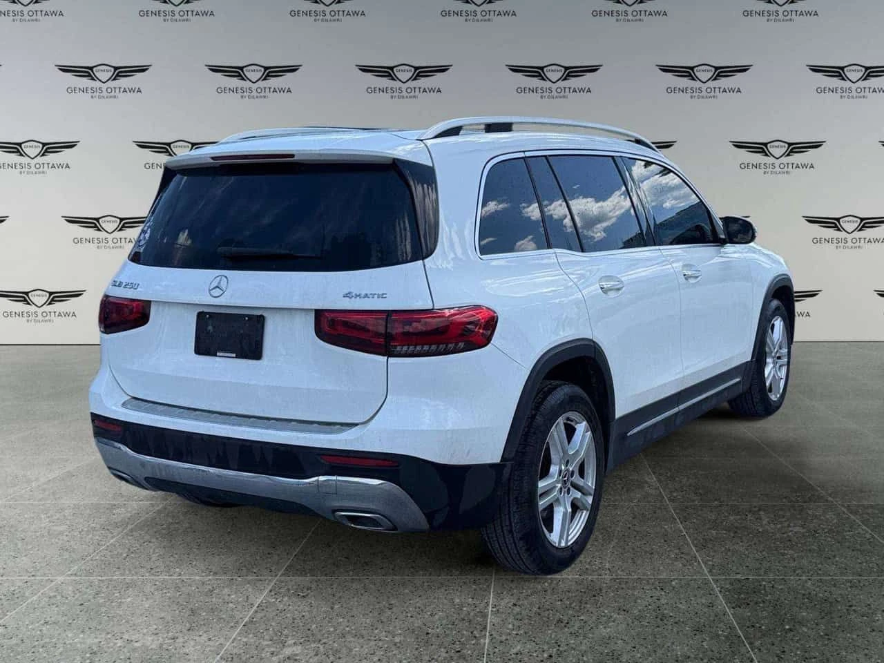 Mercedes-Benz GLB * AWD | Navigation | Leather | Heated Seats * CARF, снимка 5 - Автомобили и джипове - 54857176