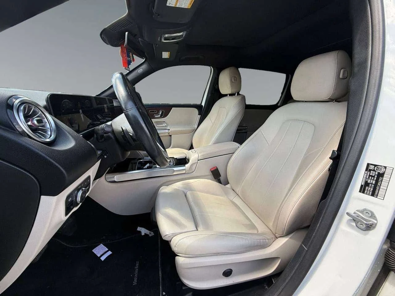 Mercedes-Benz GLB * AWD | Navigation | Leather | Heated Seats * CARF, снимка 9 - Автомобили и джипове - 54857176
