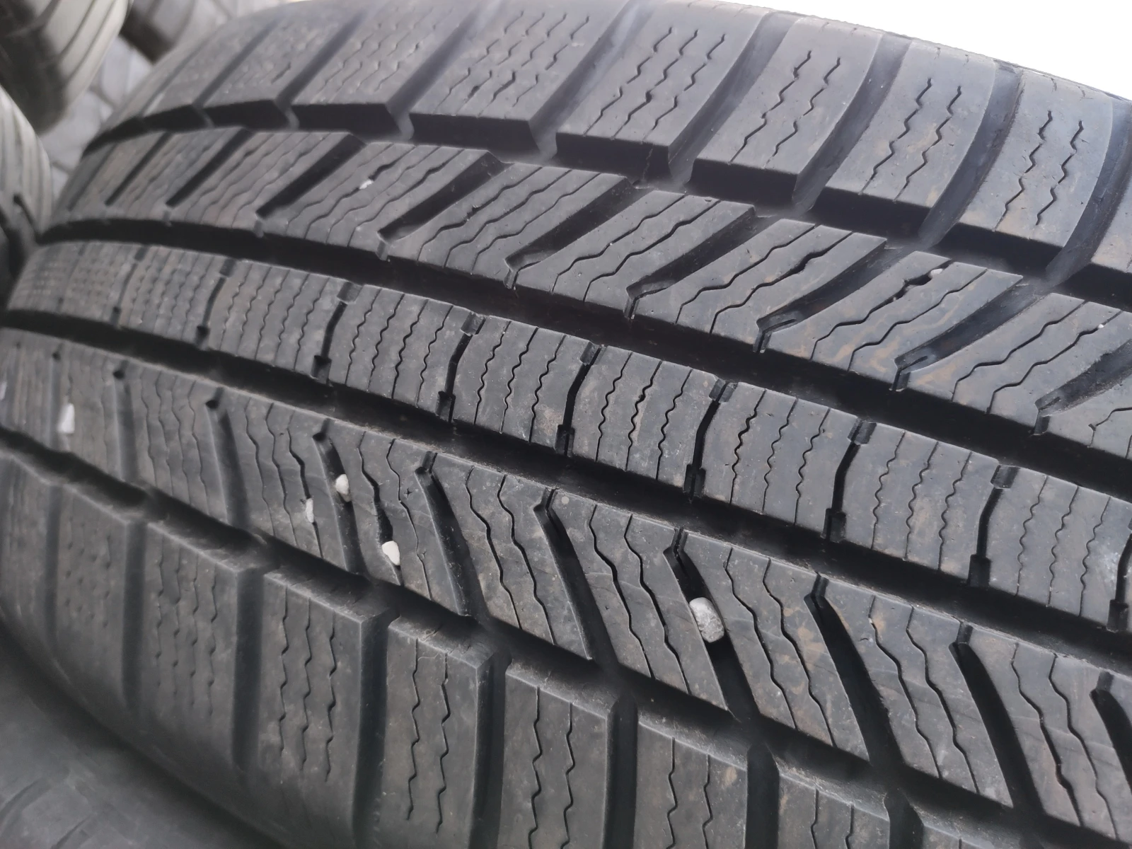 Гуми Зимни 205/55R17, снимка 2 - Гуми и джанти - 55496895