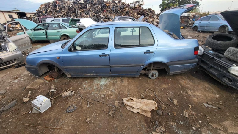 VW Vento, снимка 4 - Автомобили и джипове - 47351147