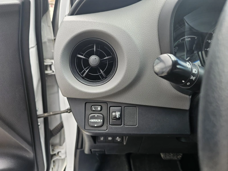 Toyota Yaris 1.5 Hybrid 75 hp, снимка 10 - Автомобили и джипове - 51189942