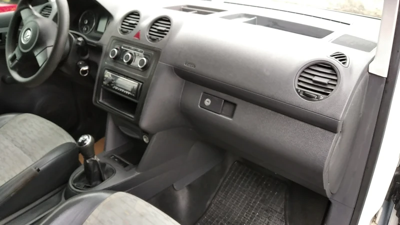 VW Caddy 1.6 Фабрична газ, снимка 12 - Автомобили и джипове - 53405637
