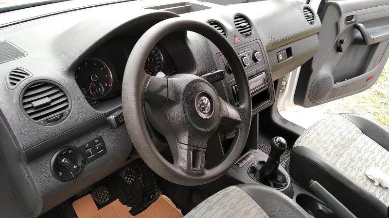 VW Caddy 1.6 Фабрична газ, снимка 13 - Автомобили и джипове - 53405637