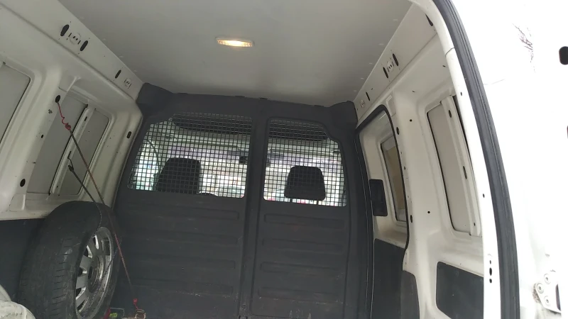 VW Caddy 1.6 Фабрична газ, снимка 8 - Автомобили и джипове - 53405637