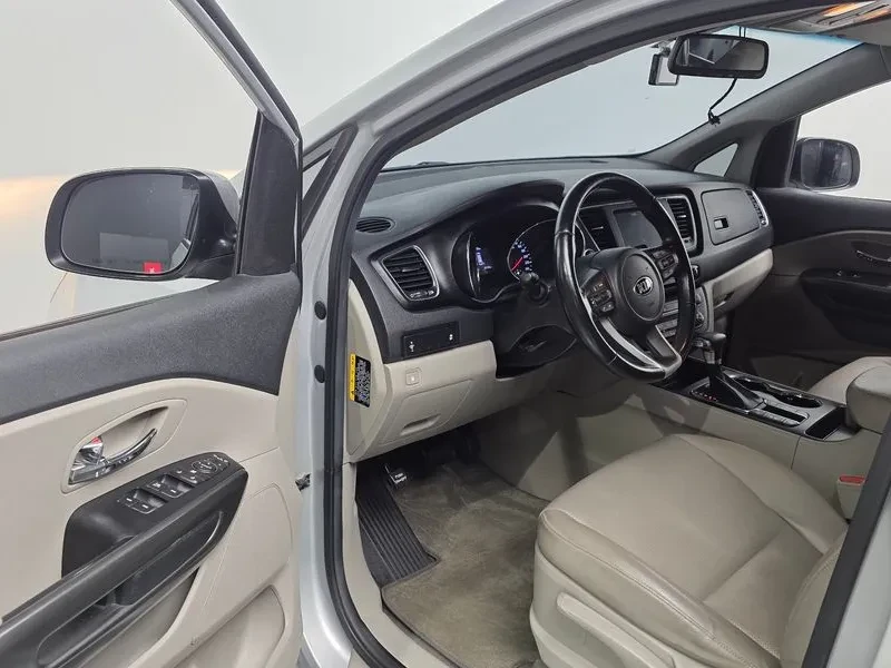 Kia Carnival 2.2D 9-Seater Luxury, снимка 10 - Автомобили и джипове - 56699768